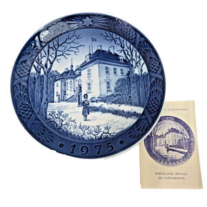 Royal Copenhagen 1975 Marselisborg Slot Queen's Christmas Plate Denmark - Vtg